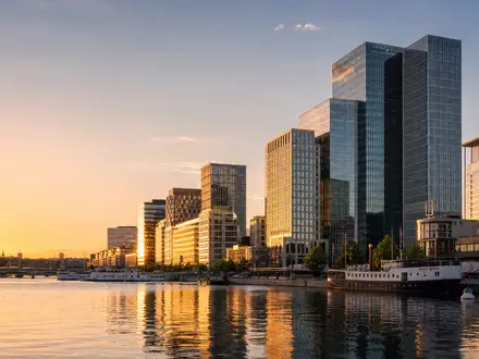 Fotorealistisches Bild zeigt moderne Bürotürme in Stockholm, EQT AB SE0012853455 symbolisiert globale Private-Equity-Investmentaktivität eindrucksvoll - Foto: THN