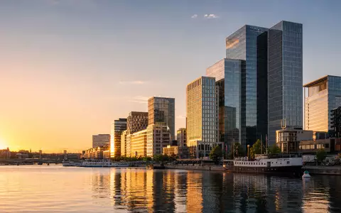 Fotorealistisches Bild zeigt moderne Bürotürme in Stockholm, EQT AB SE0012853455 symbolisiert globale Private-Equity-Investmentaktivität eindrucksvoll - Foto: THN
