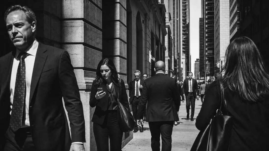 Schwarzweiß-Reportagefoto von Finanzdistrikt-Gebäuden und Geschäftsleuten in Bewegung