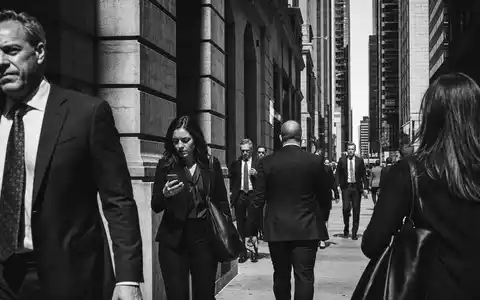 Dokumentarische Schwarzweiß-Aufnahme von Finanzdistrikt-Architektur, EQT AB SE0012853455 repräsentiert seriöse Investmentgesellschaft mit langer Tradition - Foto: THN