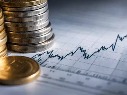 Makroaufnahme von Finanzdiagrammen und Münzen, EQT AB SE0012853455 verdeutlicht Kapitalfluss und Wertsteigerung im Private-Equity-Geschäft nah - Foto: THN