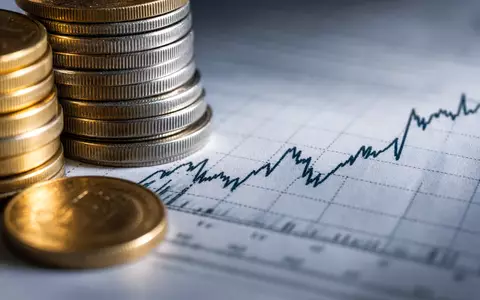 Makroaufnahme von Finanzdiagrammen und Münzen, EQT AB SE0012853455 verdeutlicht Kapitalfluss und Wertsteigerung im Private-Equity-Geschäft nah - Foto: THN
