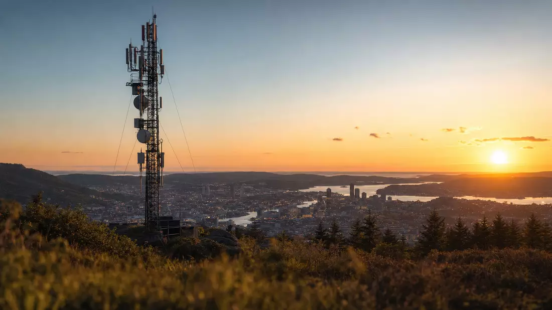 Fotorealistischer Mobilfunkmast in schwedischer Abendlandschaft nahe Stockholm