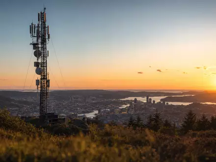 Fotorealistische Aufnahme eines Mobilfunkmasten symbolisiert Tele2 AB, ISIN SE0005190238, im nordischen Abendlicht bei Stockholm - Foto: THN