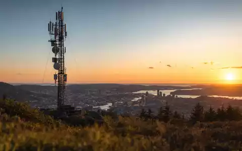 Fotorealistische Aufnahme eines Mobilfunkmasten symbolisiert Tele2 AB, ISIN SE0005190238, im nordischen Abendlicht bei Stockholm - Foto: THN