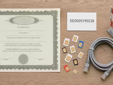 Flatlay-Arrangement mit Aktienzertifikat und ISIN-Karte visualisiert Tele2 AB, ISIN SE0005190238, ergänzt durch SIM-Karten und Kabel - Foto: THN