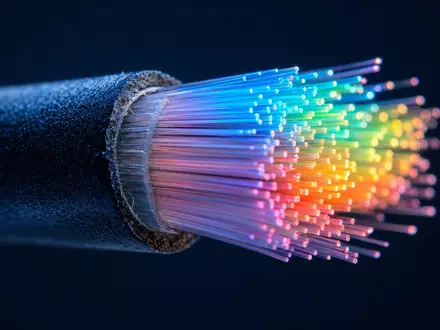Makroaufnahme einer Glasfaserkabel-Spitze mit Lichtreflexen illustriert Technik von Tele2 AB, ISIN SE0005190238, im Telekomsektor - Foto: THN