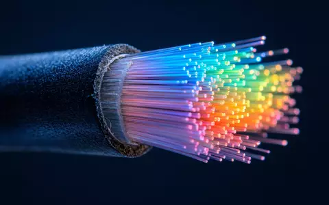 Makroaufnahme einer Glasfaserkabel-Spitze mit Lichtreflexen illustriert Technik von Tele2 AB, ISIN SE0005190238, im Telekomsektor - Foto: THN