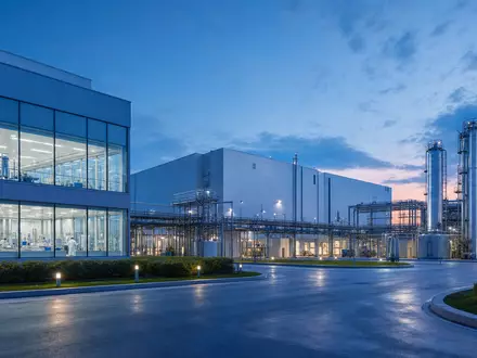 GSK plc (ISIN GB0009252882) betreibt moderne Pharmaanlagen mit Laboren und Produktionshallen in der Abenddämmerung - Foto: THN