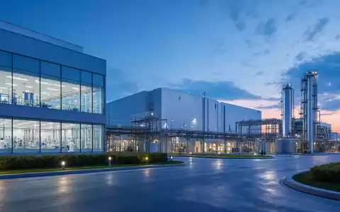 GSK plc (ISIN GB0009252882) betreibt moderne Pharmaanlagen mit Laboren und Produktionshallen in der Abenddämmerung - Foto: THN
