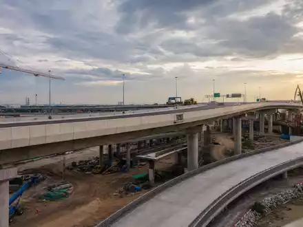 Fotorealistische Autobahnbrücke im Bau symbolisiert Sacyr S.A. (ISIN ES0182870214) und deren Infrastrukturprojekte weltweit - Foto: THN