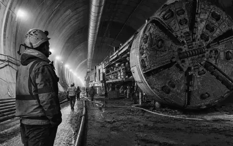 Schwarzweiß-Reportage aus Tunnelbaustelle zeigt Kerngeschäft von Sacyr S.A. (ISIN ES0182870214) im Tiefbau eindrucksvoll - Foto: THN