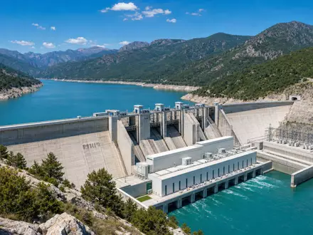 Architektur-Render eines Wasserkraftwerks illustriert Konzessionsgeschäft von Sacyr S.A. (ISIN ES0182870214) im Energiesektor - Foto: THN