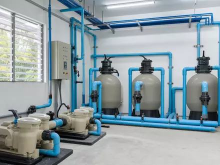 Fotorealistischer Technikraum mit Poolpumpen und Filtern symbolisiert die Ausrüstung von Fluidra S.A., ISIN ES0137650018 - Foto: THN