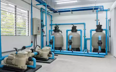 Fotorealistischer Technikraum mit Poolpumpen und Filtern symbolisiert die Ausrüstung von Fluidra S.A., ISIN ES0137650018 - Foto: THN