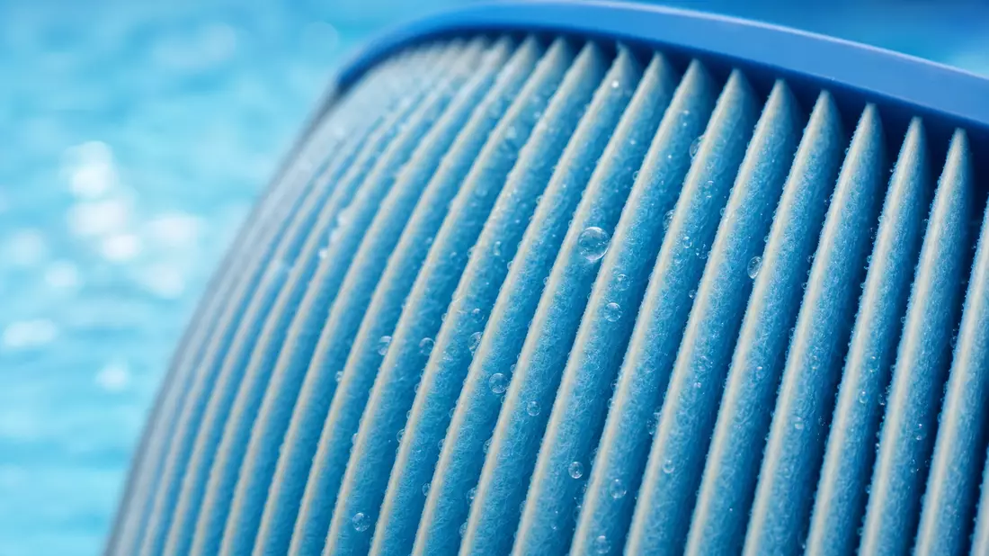 Makroaufnahme einer blauen Filterkartusche mit Wassertropfen