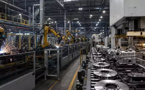 Fotorealistische Roboterschweißstraße zeigt CIE Automotive S.A. ISIN ES0105630315 als führenden Automobilzulieferer für Metallteile weltweit - Foto: THN