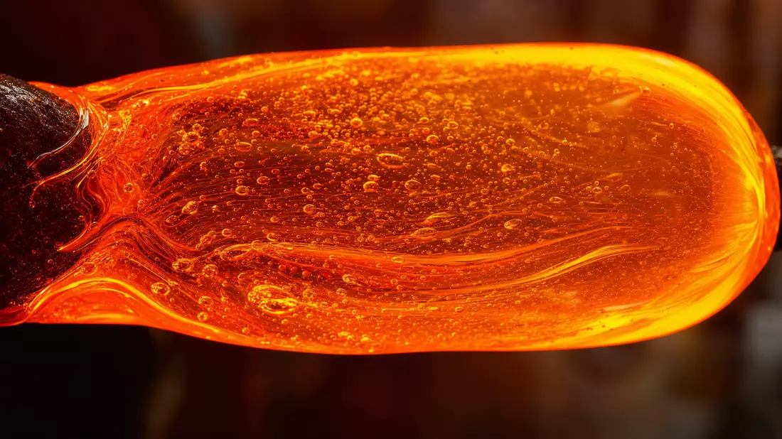 Makroaufnahme von glühend heißem geschmolzenem Glas in intensiven Orangetönen