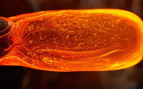 Extreme Makroaufnahme von glühendem Glasmaterial zeigt beispielhaft Vidrala S.A. Rohstoffverarbeitung, ISIN ES0183746314, Detailansicht - Foto: THN