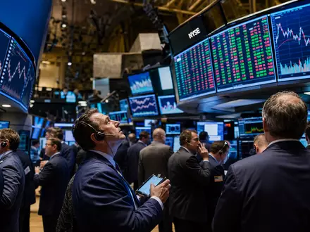 US Bancorp (ISIN US9029733048) wird redaktionell mit einem lebhaften NYSE-Handelssaal und Kurscharts dargestellt - Foto: THN