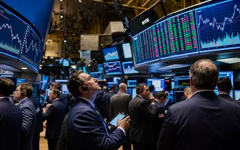 US Bancorp (ISIN US9029733048) wird redaktionell mit einem lebhaften NYSE-Handelssaal und Kurscharts dargestellt - Foto: THN