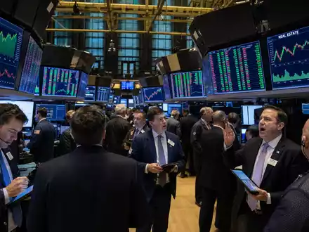 Ventas Inc. (US92276F1003) wird an der NYSE gehandelt, Editorial-Foto zeigt Trading-Floor mit Healthcare- und Immobiliencharts - Foto: THN