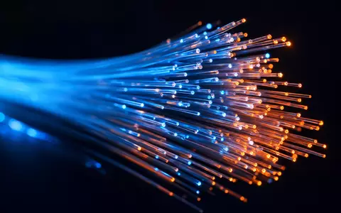 Verisign Inc. (US92343E1029) steht für Netzwerktechnik, dargestellt durch leuchtende Glasfaserkabel in extremer Makroaufnahme - Foto: THN