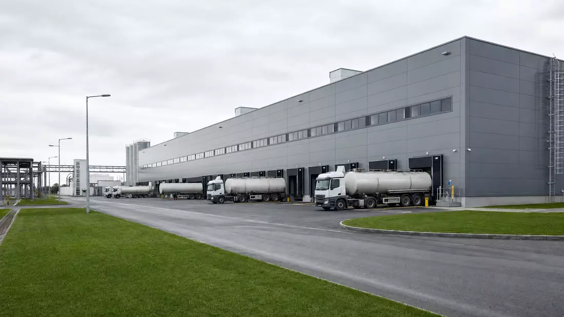 Photorealistisches Architektur-Render eines modernen Chemie-Logistikzentrums