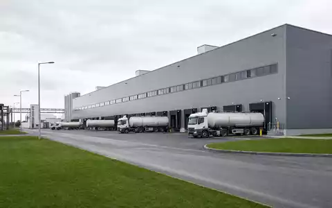 Modernes Architektur-Rendering eines großen Logistikzentrums repräsentiert die weltweiten Distributionsanlagen von Brenntag SE DE000A1DAHH0 - Foto: THN