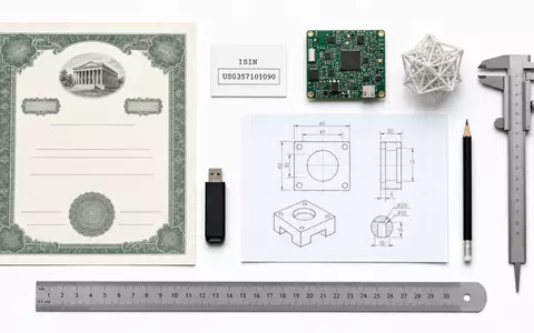 ANSYS Inc. Flatlay mit Aktienzertifikat, ISIN-Karte und branchentypischen technischen Engineering-Utensilien, ISIN US0357101090 - Foto: THN