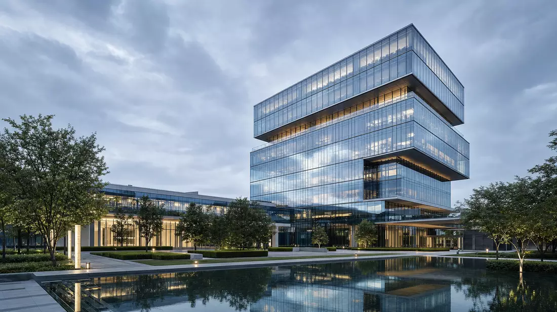 Architektur-CGI-Render eines gläsernen Unternehmenshochhauses für Aon plc IE00BLP1HW54