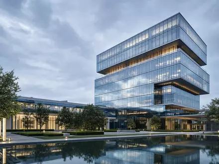 Aon plc IE00BLP1HW54 präsentiert ein modernes Unternehmenshauptquartier als zeitgenössisches CGI Architektur Rendering mit Teich - Foto: THN