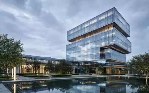 Aon plc IE00BLP1HW54 präsentiert ein modernes Unternehmenshauptquartier als zeitgenössisches CGI Architektur Rendering mit Teich - Foto: THN