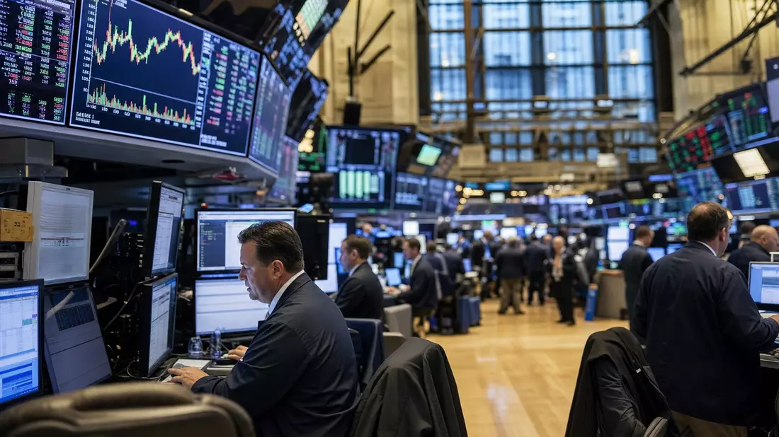 Editorial-Fotografie des NYSE-Handelsplatzes mit Händlern und großen digitalen Kursanzeigen