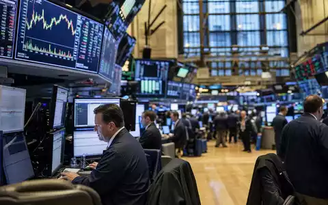 Apollo Global Management US0376123065 auf dem NYSE-Börsenparkett mit aktiven Händlern und sektorspezifischen digitalen Kursanzeigen - Foto: THN