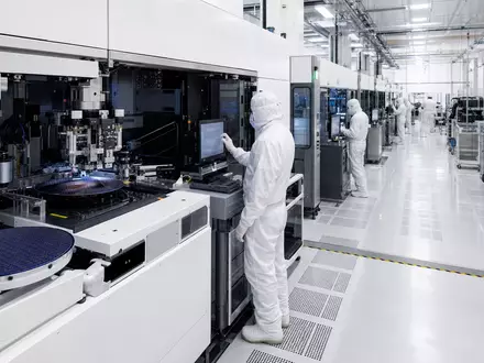 Analog Devices Inc. US0326541051 zeigt fotorealistische Reinraumfertigung mit Technikern an modernen Halbleiter-Lithografieanlagen - Foto: THN