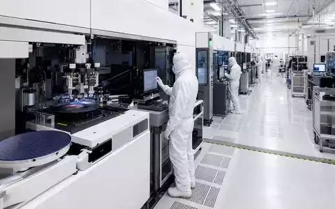 Analog Devices Inc. US0326541051 zeigt fotorealistische Reinraumfertigung mit Technikern an modernen Halbleiter-Lithografieanlagen - Foto: THN