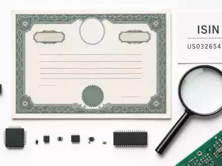 Analog Devices Inc. US0326541051 Flatlay mit Aktienzertifikat ISIN-Karte und branchentypischen Halbleiter-Bauelementen arrangiert - Foto: THN