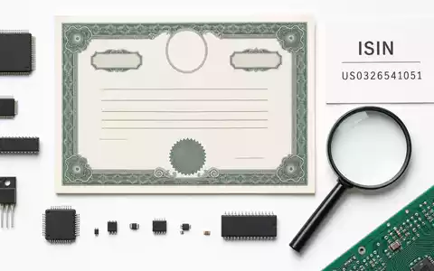 Analog Devices Inc. US0326541051 Flatlay mit Aktienzertifikat ISIN-Karte und branchentypischen Halbleiter-Bauelementen arrangiert - Foto: THN