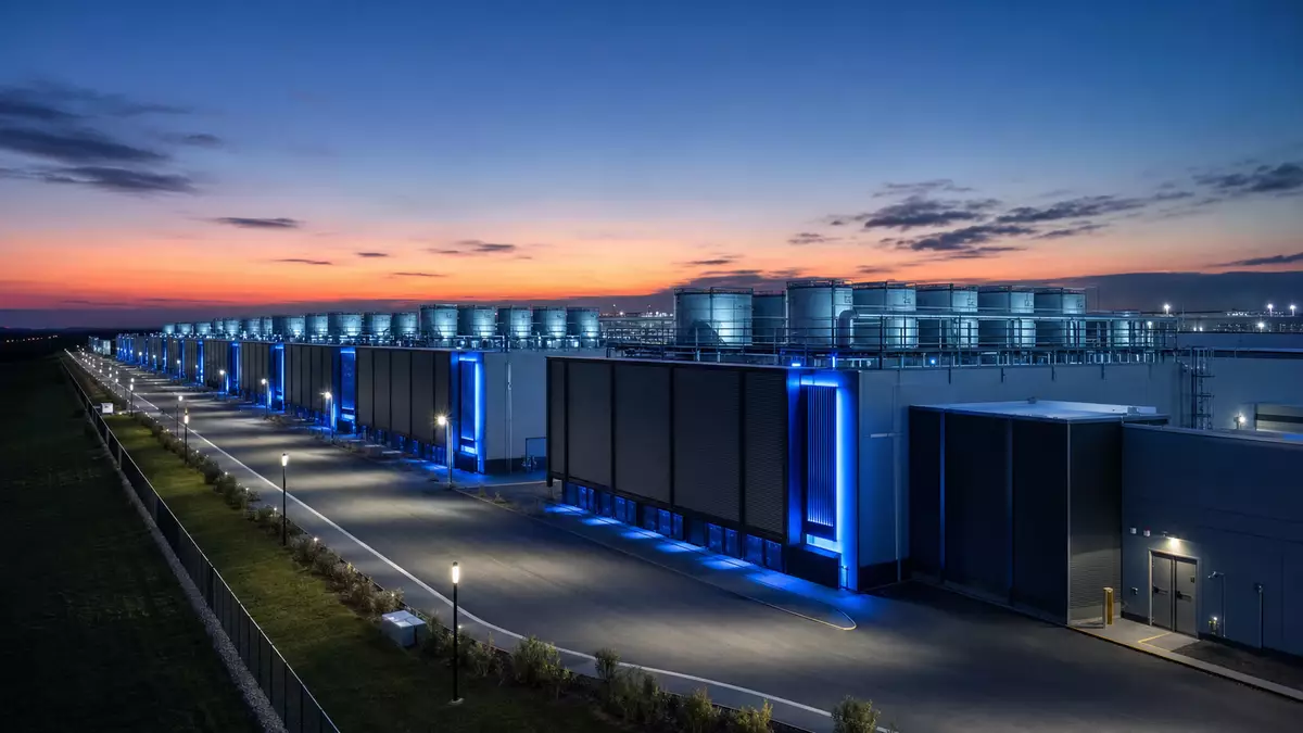 Equinix Inc. Rechenzentrumskomplex mit Kühltürmen bei Dämmerung, blaue Akzentbeleuchtung