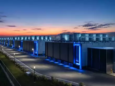 Equinix Inc. Rechenzentrumskampus mit Kühlanlagen bei Nachtdämmerung, ISIN US29444U7033, blaue LED-Akzentbeleuchtung sichtbar - Foto: THN