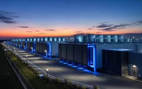 Equinix Inc. Rechenzentrumskampus mit Kühlanlagen bei Nachtdämmerung, ISIN US29444U7033, blaue LED-Akzentbeleuchtung sichtbar - Foto: THN
