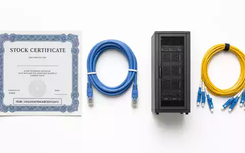 Equinix Inc. Flatlay mit Aktienzertifikat, ISIN-Karte US29444U7033, Netzwerkkabeln und Serverrack-Miniaturmodell auf Weiß - Foto: THN
