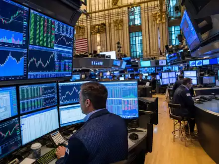 Equinix Inc. NYSE-Börsensaal mit Händlern und REIT-Sektor-Charts auf blauen Monitoren, ISIN US29444U7033 - Foto: THN