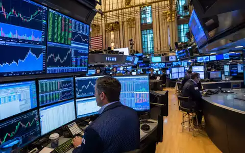 Equinix Inc. NYSE-Börsensaal mit Händlern und REIT-Sektor-Charts auf blauen Monitoren, ISIN US29444U7033 - Foto: THN