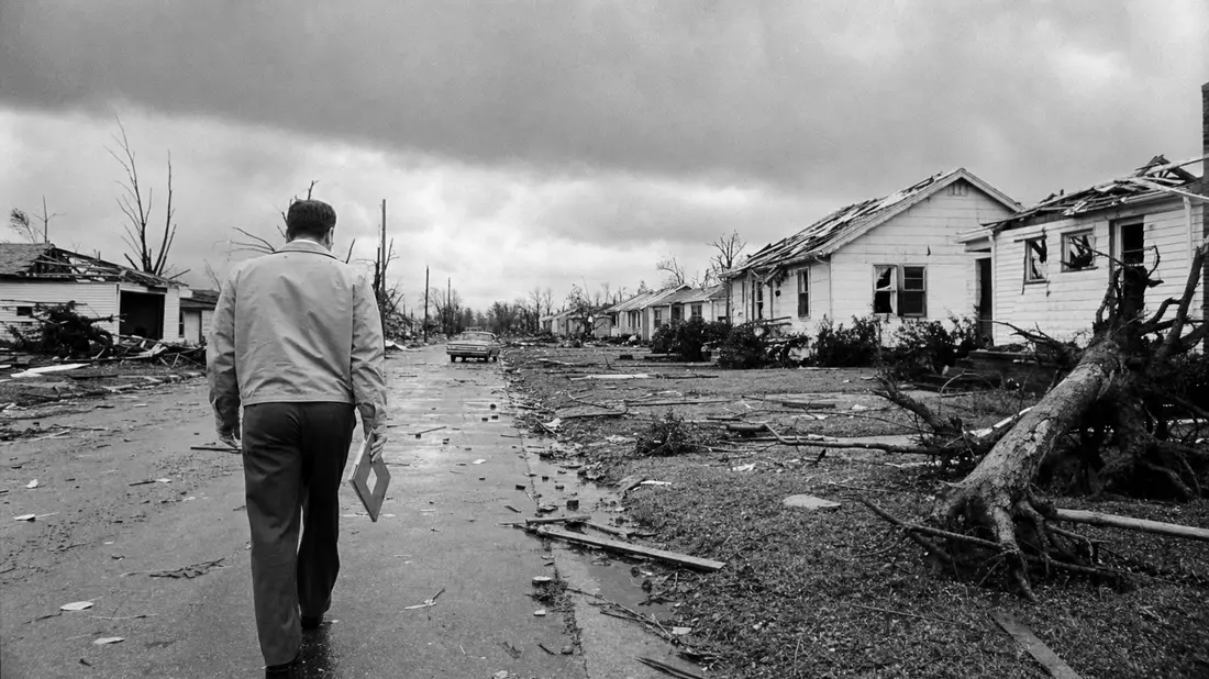 Schwarzweiß-Reportage eines Schadenregulierers nach Sturm in US-Vorort