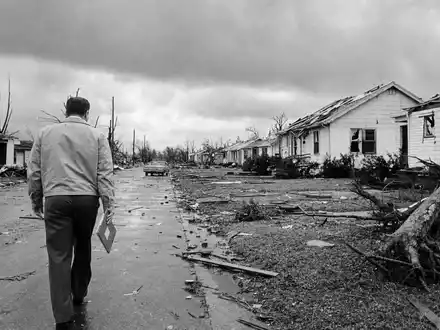 Erie Indemnity Co. Schadenregulierer dokumentiert Sturmschäden in US-Vorort nach Unwetter, ISIN US29530P1021 - Foto: THN