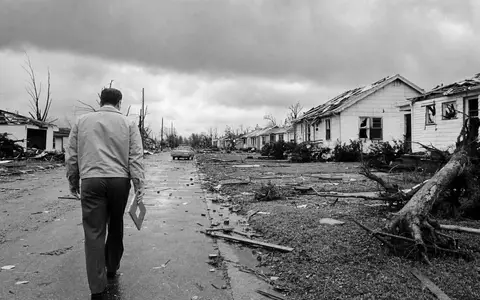 Erie Indemnity Co. Schadenregulierer dokumentiert Sturmschäden in US-Vorort nach Unwetter, ISIN US29530P1021 - Foto: THN