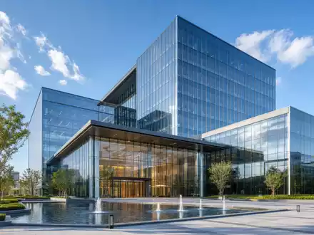 Equifax Inc. US2944291051 Architektur Render des Konzerngebaeudes mit Glasfassade und beleuchtetem Brunnen Vorplatz - Foto: THN
