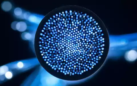 Equifax Inc. US2944291051 Makro Foto des Glasfaserkabels mit hunderten leuchtenden blauen Lichtpunkten im Querschnitt - Foto: THN